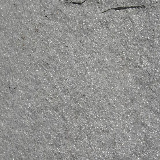Еленгантен сив природен камък гнайс от Родопите. В цвета понякога може да има и ръждиви, и лимонени нюанси, поради окисление на съдържащото се в камъка желязо.