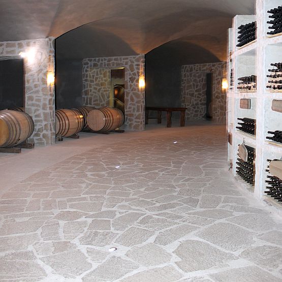 Полигонални плочи гнайс за настилка във винарна