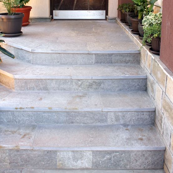 Елегантно стълбище с камък гнайс в къща