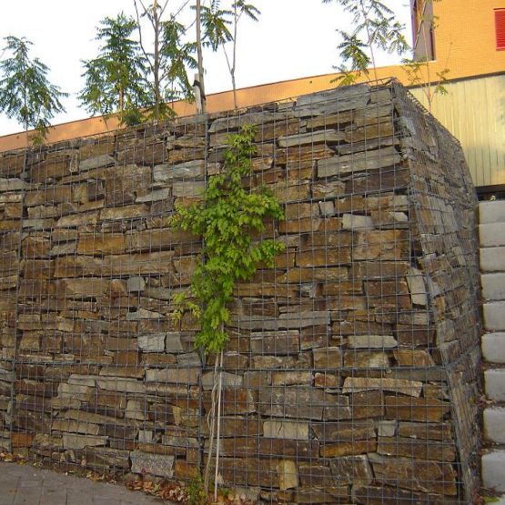 Стена от камък в метален габион