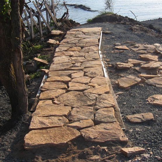 Каменна пътека върху пясъчна основа