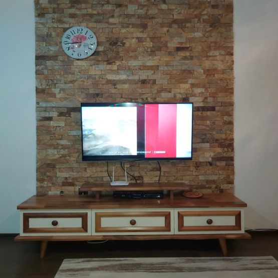 Облицовка с камък зад телевизор в хола