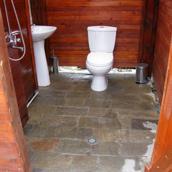 Камък гнайс за под на външна баня в къща
