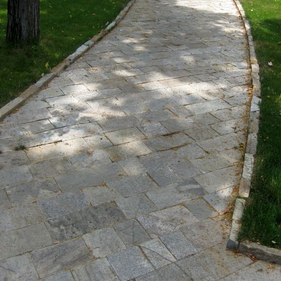 Пътека в парк с бордюри от камък